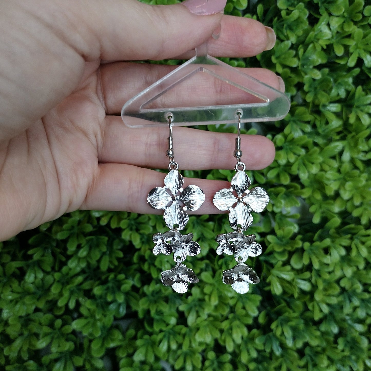 Aretes Plateados De Flores Colgantes