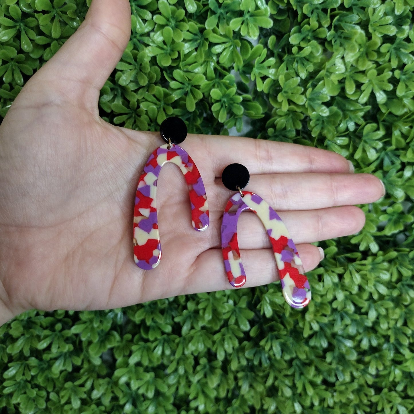 Aretes Asimetricos De Acrilico Rojo Con Morado