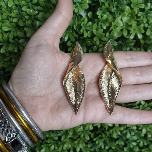 Aretes De Hoja  Larga Dorada