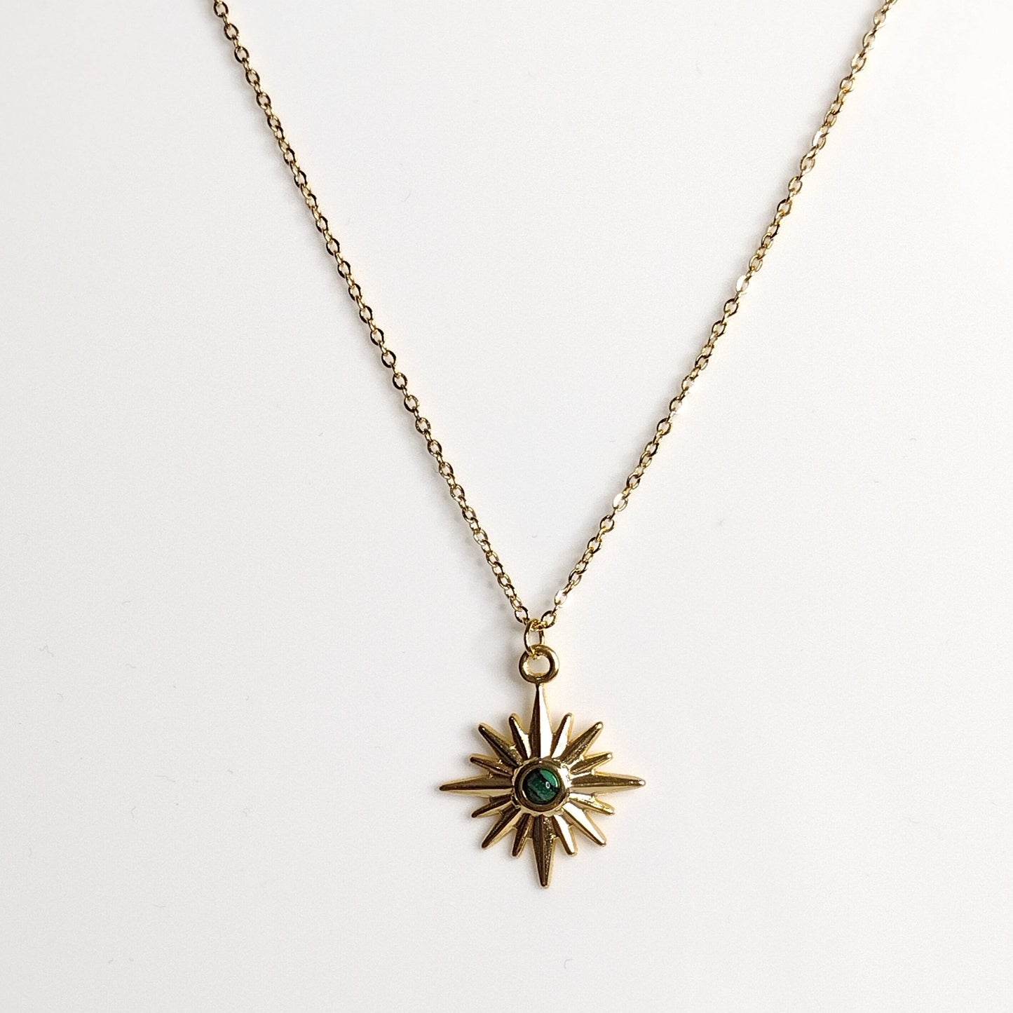 Collar De Estrella del Norte Con Piedra Verde